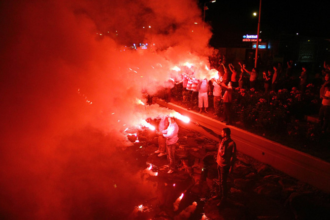 samsunda-gece-mesalelerle-aydinlandi!-taraftarlar-samsunsporun-dogum-gunun-kutladi4.jpg