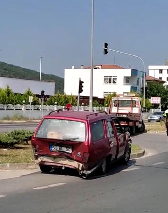 samsunda-meydana-gelen-ve-biri-rize-plakali-4-aracin-karistigi-trafik-kazasinda-2si-agir-6-kisi-yaralandi-1.jpg