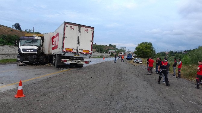 samsunda-seyir-halindeki-tirin-dorsesi-yerinden-cikip-karsi-yonden-gelen-kamyonla-carpistigi-kazada-1-kisi-hayatini-kaybetti-6.jpg