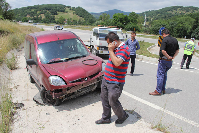 samsunda-trafik-kazasi-3-yarali-1.jpg samsunda-trafik-kazasi-3-yarali-1.jpg