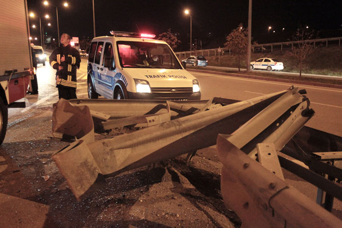 samsunda-trafik-kazasi-5-yarali-1-002.jpg samsunda-trafik-kazasi-5-yarali-1-002.jpg