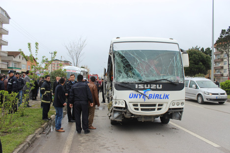 samsunda-yolcu-midibusleri-carpisti-17-yarali-1.jpg samsunda-yolcu-midibusleri-carpisti-17-yarali-1.jpg