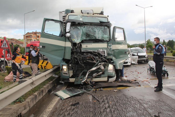 samsunda-zincirleme-trafik-kazasi-5-yarali-(13).jpg
