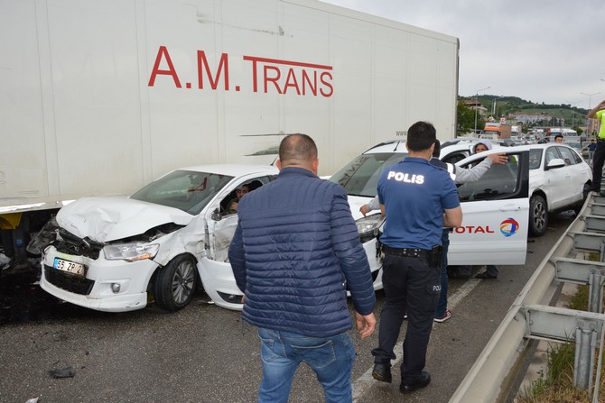 samsunda-zincirleme-trafik-kazasi-5-yarali-(7).jpg