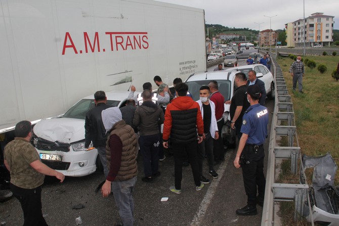 samsunda-zincirleme-trafik-kazasi-5-yarali-(8).jpg