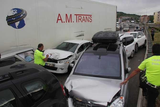 samsunda-zincirleme-trafik-kazasi-5-yarali-(9).jpg