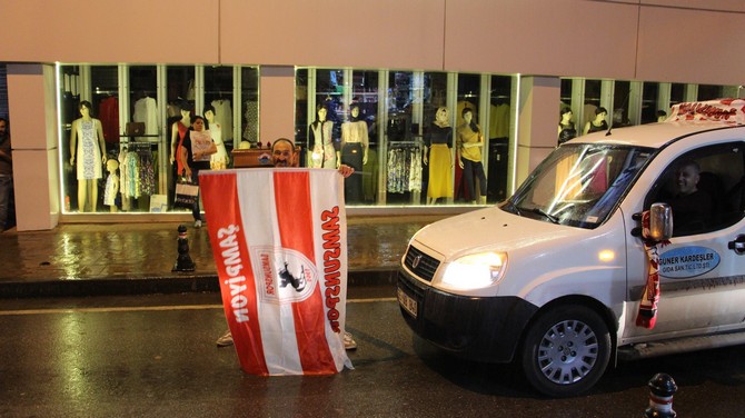 samsunspor-taraftarlarinin-galibiyet-sevinci-(1).jpg