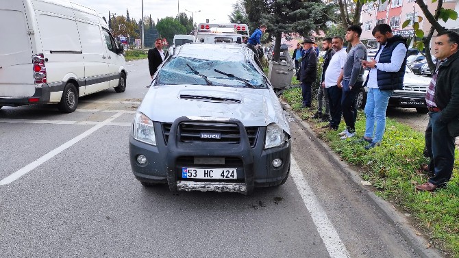 samsunun-carsamba-ilcesinde-rize-plakali-kamyonetin-devrilmesi-sonucu-2-kisi-yaralandi-kaza-ani-kameraya-yansidi-1.jpg