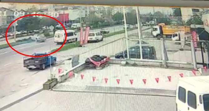 samsunun-carsamba-ilcesinde-rize-plakali-kamyonetin-devrilmesi-sonucu-2-kisi-yaralandi-kaza-ani-kameraya-yansidi-2.jpg