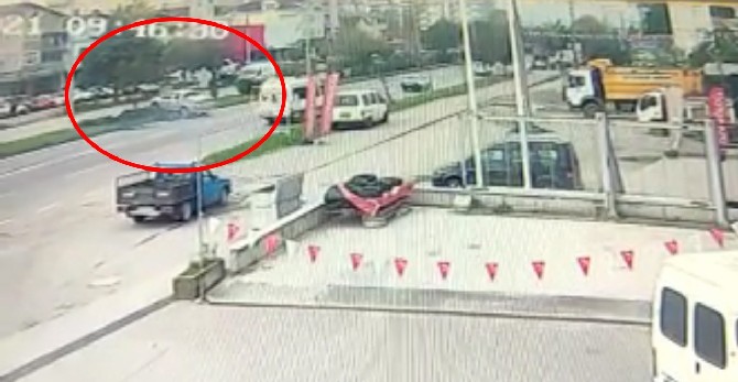 samsunun-carsamba-ilcesinde-rize-plakali-kamyonetin-devrilmesi-sonucu-2-kisi-yaralandi-kaza-ani-kameraya-yansidi-4.jpg