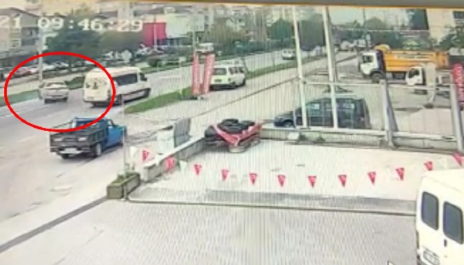 samsunun-carsamba-ilcesinde-rize-plakali-kamyonetin-devrilmesi-sonucu-2-kisi-yaralandi-kaza-ani-kameraya-yansidi-5.jpg