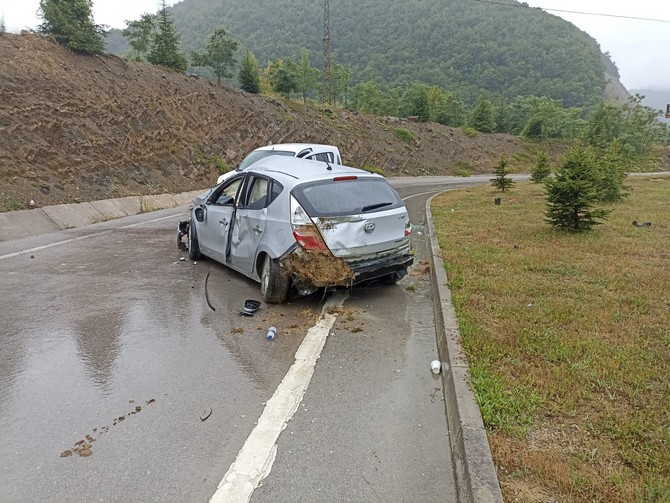 samsunun-kavak-ilcesinde-rize-plakali-otomobilin-devrilmesi-sonucu-surucu-ogretmen-tahsin-derinyar-26-yaralandi.jpg
