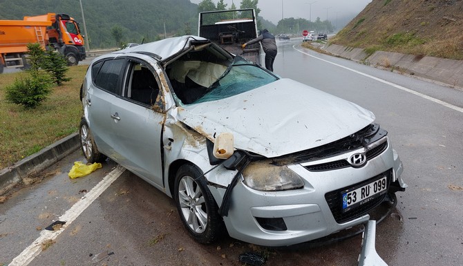 samsunun-kavak-ilcesinde-rize-plakali-otomobilin-devrilmesi-sonucu-surucu-ogretmen-tahsin-derinyar-29-yaralandi.jpg
