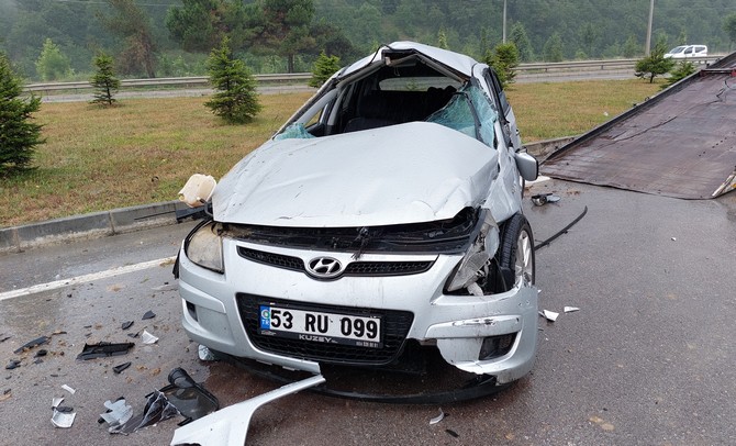 samsunun-kavak-ilcesinde-rize-plakali-otomobilin-devrilmesi-sonucu-surucu-ogretmen-tahsin-derinyar-30-yaralandi.jpg