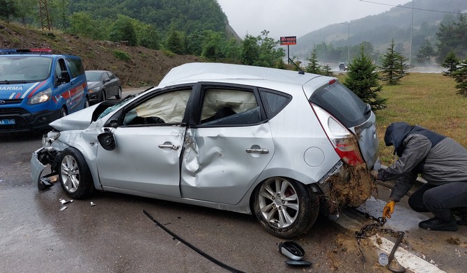 samsunun-kavak-ilcesinde-rize-plakali-otomobilin-devrilmesi-sonucu-surucu-ogretmen-tahsin-derinyar-32-yaralandi.jpg
