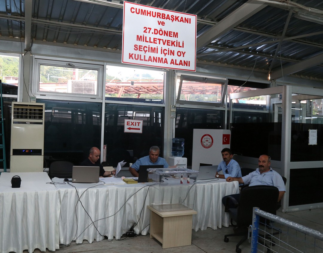 sarp-gumruk-kapisina-gelen-gurbetciler,-24-haziran’da-gerceklestirilecek-secim-icin-oy-kullanmaya-basladi-(1).jpg