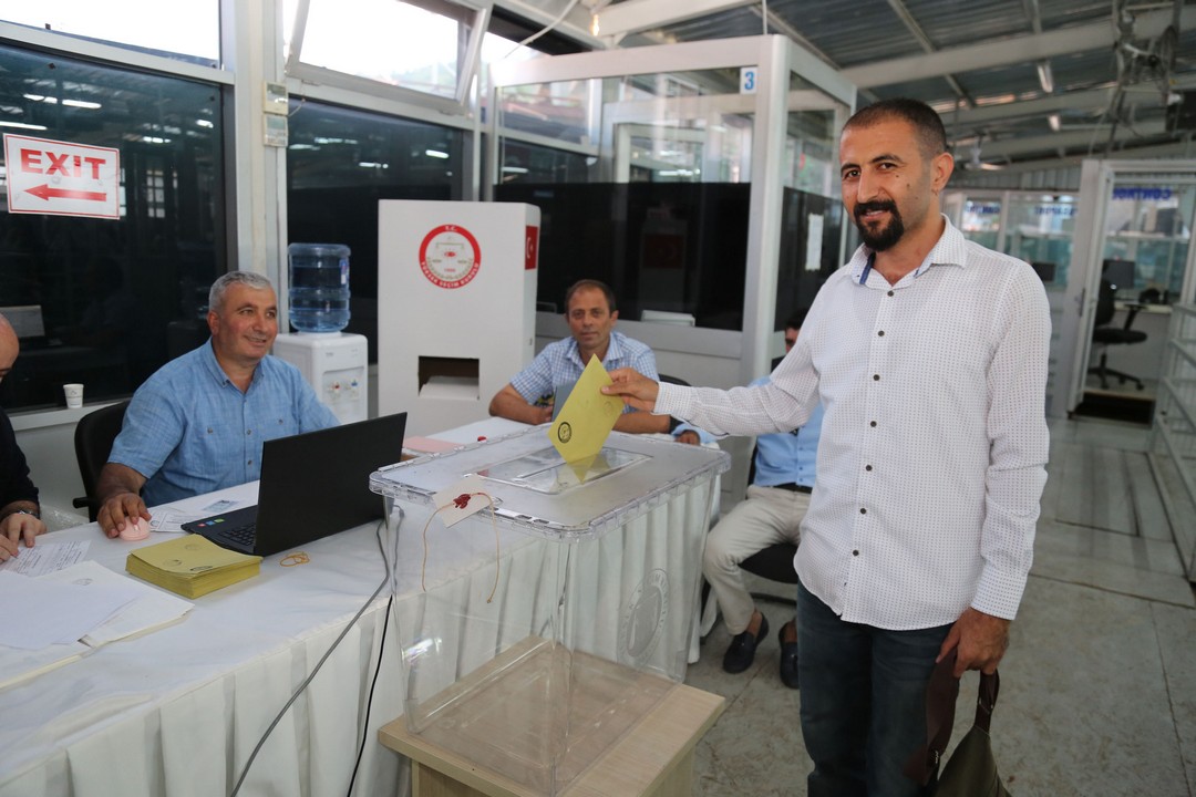 sarp-gumruk-kapisina-gelen-gurbetciler,-24-haziran’da-gerceklestirilecek-secim-icin-oy-kullanmaya-basladi-(2).jpg