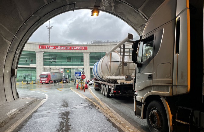 sarp-sinir-kapisinda-ihracat-yogunlugu-yasaniyor-10.jpg