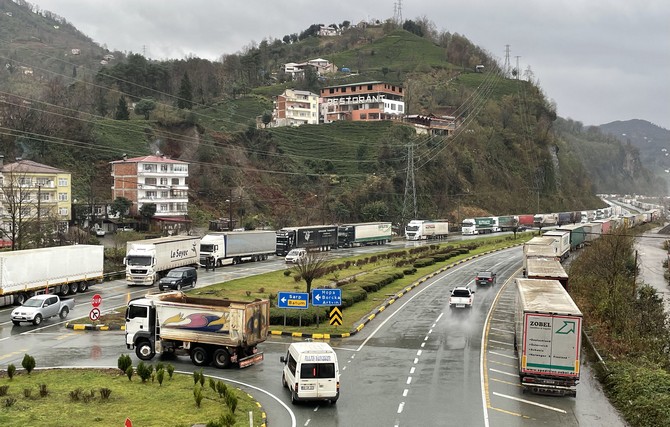 sarp-sinir-kapisinda-yaklasik-12-kilometrelik-tir-kuyrugu-olustu-10.jpg