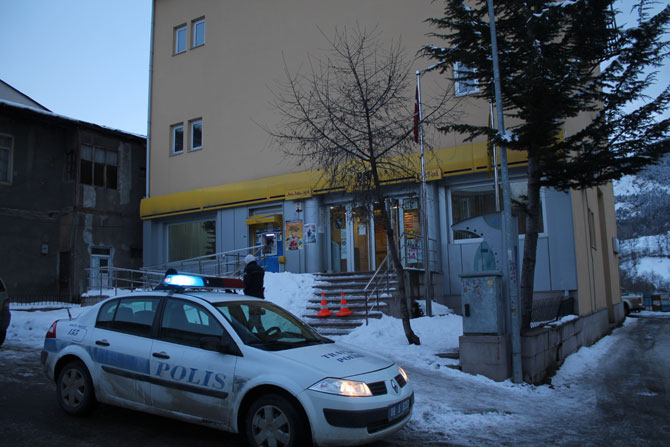 savsat-ptt-subesinde-silahli-soygun.jpg savsat-ptt-subesinde-silahli-soygun.jpg