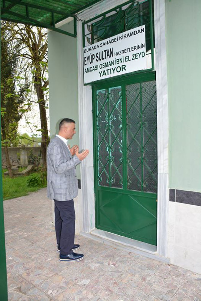 sedat-peker,-emirdag-mezarliginda-yatan-eyup-sultan-hazretlerinin-amcasi-ibn-i-el-zeydin-de-kabrini-ziyaret-etti.jpg