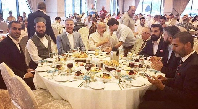 sedat-peker,-yeni-akit’in-iftarina-katildi-(2).jpg