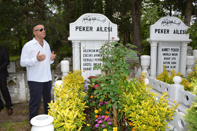 sedat-pekerden-anne-babasinin-kabrine-ziyaret.jpg