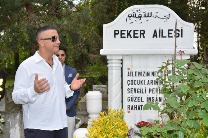 sedat-pekerden-anne-babasinin-kabrine-ziyaret1.jpg