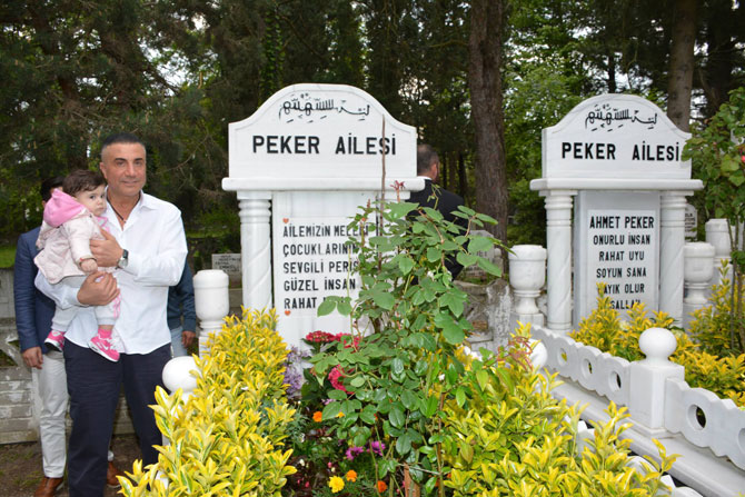 sedat-pekerden-anne-babasinin-kabrine-ziyaret2.jpg