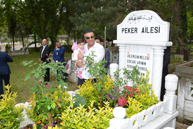 sedat-pekerden-anne-babasinin-kabrine-ziyaret3.jpg