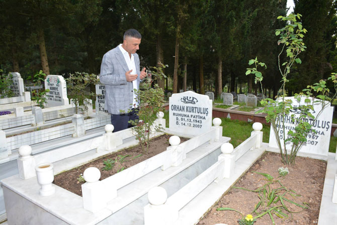 sedat-pekerden-orhan-kurtulusun-kabrine-ziyaret.jpg