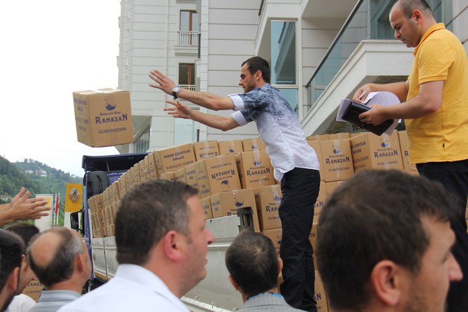 sedat-pekerden-rizede-4250-aileye-yardim-paketi-(1).jpg