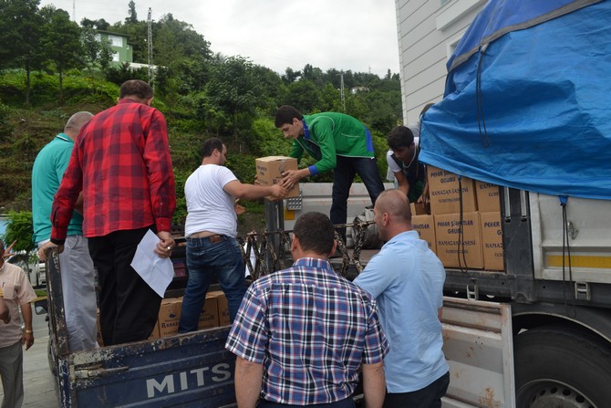 sedat-pekerden-rizede-4250-aileye-yardim-paketi-(11).jpg