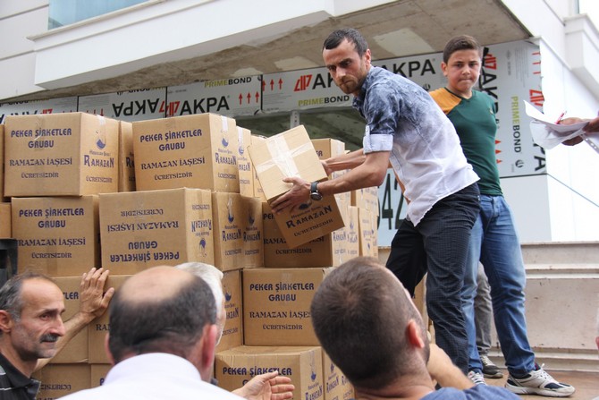 sedat-pekerden-rizede-4250-aileye-yardim-paketi-(2).jpg