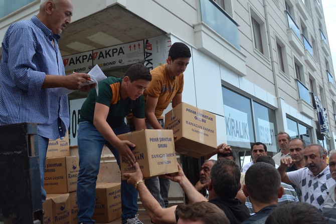 sedat-pekerden-rizede-4250-aileye-yardim-paketi-(3)-001.jpg