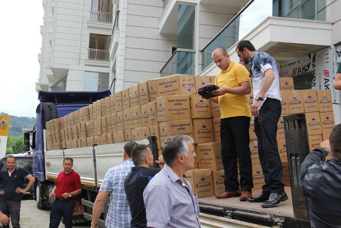 sedat-pekerden-rizede-4250-aileye-yardim-paketi-(4).jpg