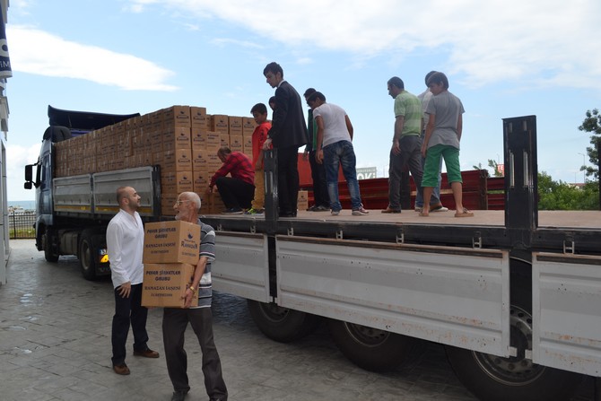 sedat-pekerden-rizede-4250-aileye-yardim-paketi-(7)-001.jpg