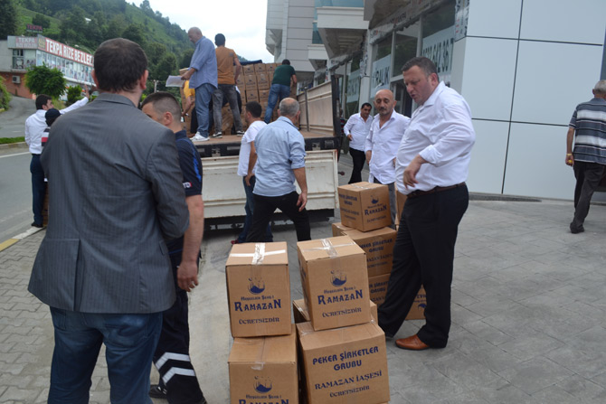 sedat-pekerden-rizede-4250-aileye-yardim-paketi2.jpg