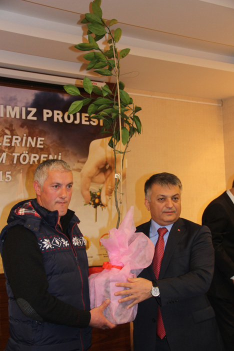 sehit-ailelerine-fidan-dagitildi-1.jpg sehit-ailelerine-fidan-dagitildi-1.jpg