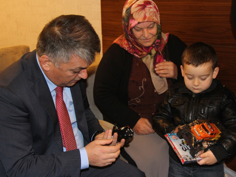 sehit-ailelerine-fidan-dagitildi2.jpg sehit-ailelerine-fidan-dagitildi2.jpg