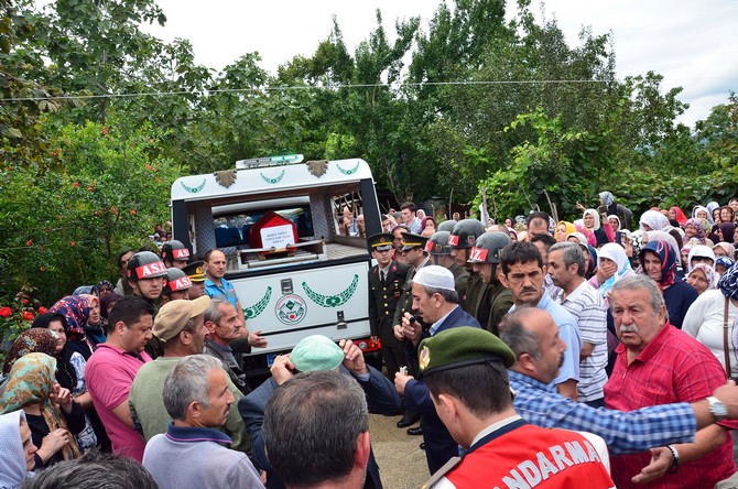 sehit-astsubay-murat-topcunun-cenazesi-giresun’da-topraga-verildi-(11).jpg