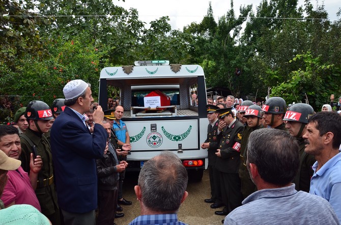 sehit-astsubay-murat-topcunun-cenazesi-giresun’da-topraga-verildi-(12).jpg