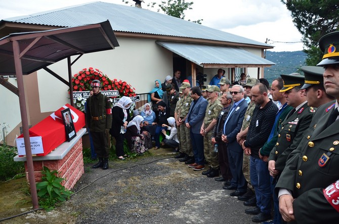 sehit-astsubay-murat-topcunun-cenazesi-giresun’da-topraga-verildi-(4).jpg
