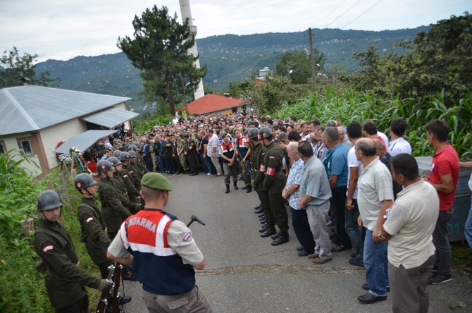 sehit-astsubay-murat-topcunun-cenazesi-giresun’da-topraga-verildi-(5).jpg