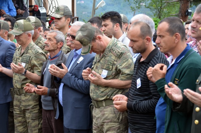 sehit-astsubay-murat-topcunun-cenazesi-giresun’da-topraga-verildi-(7).jpg