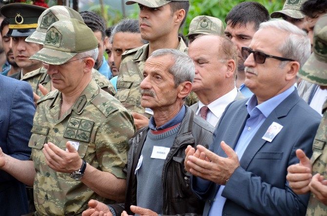 sehit-astsubay-murat-topcunun-cenazesi-giresun’da-topraga-verildi-(8).jpg