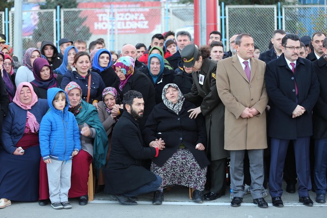 sehit-ugur-korkmaz’in-cenazesi-trabzon’a-getirildi-(5).jpg