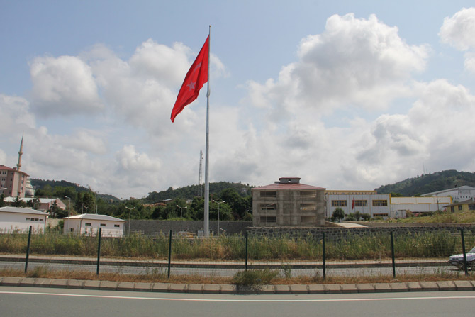 sehitler-icin-trabzon-osb’de-turk-bayragi-dikildi1.jpg