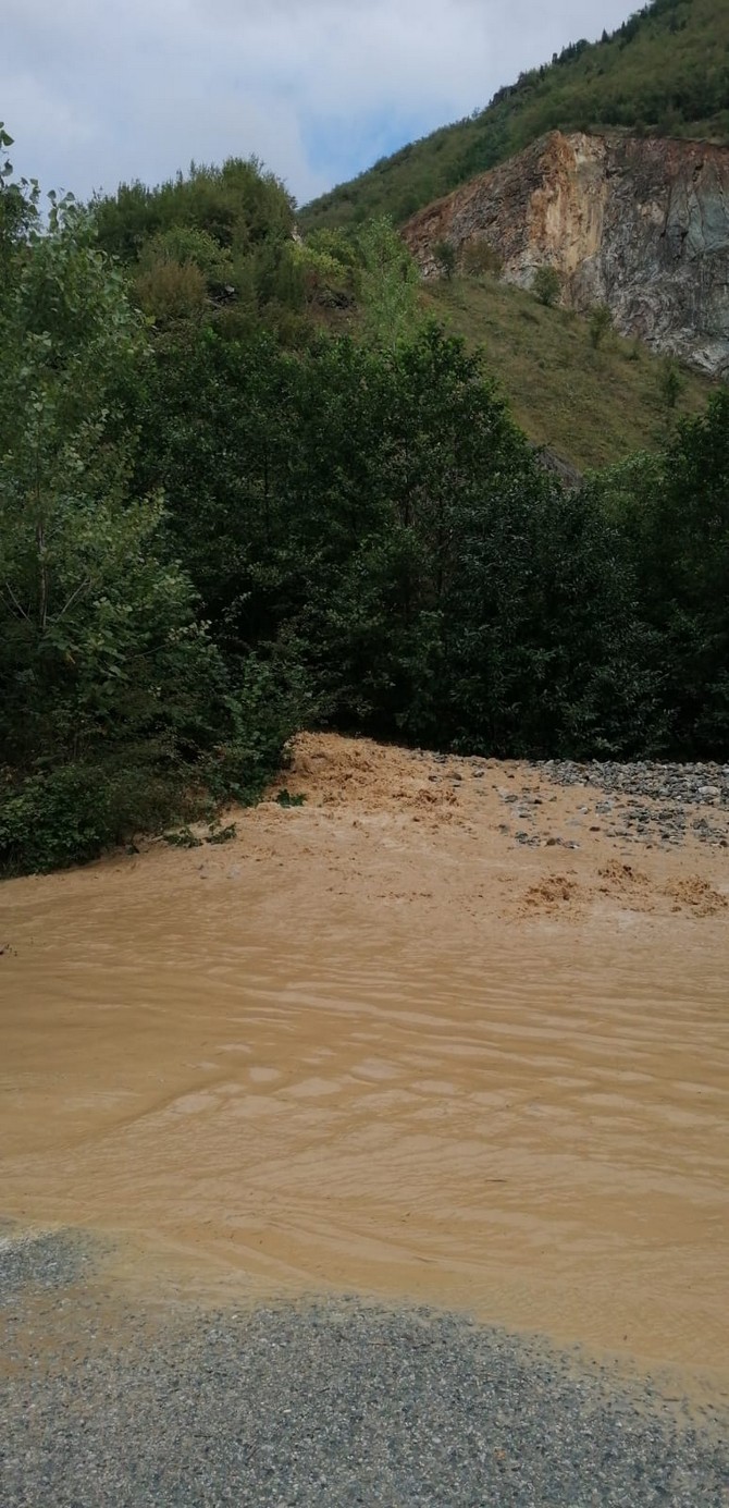 sel-ve-heyelan-yuzunden-arakli-bayburt-yolunda-uzun-kuyruklar-olustu-(1).jpg