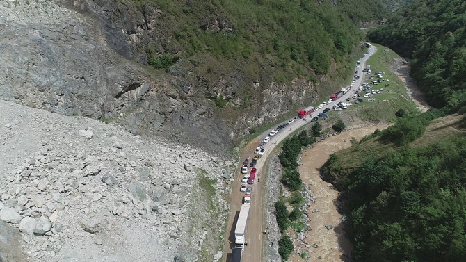 sel-ve-heyelan-yuzunden-arakli-bayburt-yolunda-uzun-kuyruklar-olustu-(10).jpg